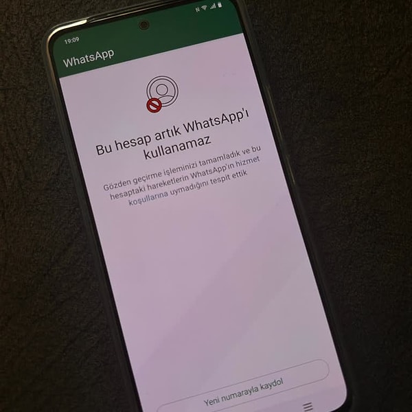 WhatsApp, kendisinde kayıtlı olmayan bir numaraya 'müstehcen' fotoğraf gönderdiği gerekçesiyle, kullanıcının WhatsApp kullanımını yasakladı.