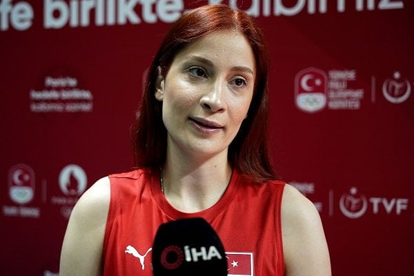 Şirketin tepkisinin ardından Şenoğlu'nun babası Hasan Şenoğlu da Facebook hesabından bir voleybolseverin paylaşımını alıntıladı.