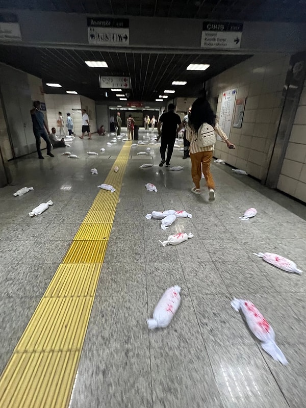 Marmaray’ın Sirkeci İstasyonu’nda bırakılan kanlı oyuncak bebeklerle İsrail’in Gazze’de açlıkla tehdit ettiği ve bombalarla öldürdüğü çocuklara dikkat çekilmek istendi.