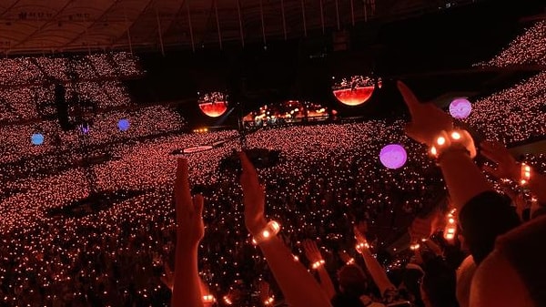 Coldplay, verdiği muhteşem ötesi konserlerle seyircilerine unutulmaz anlar yaşatıyor.