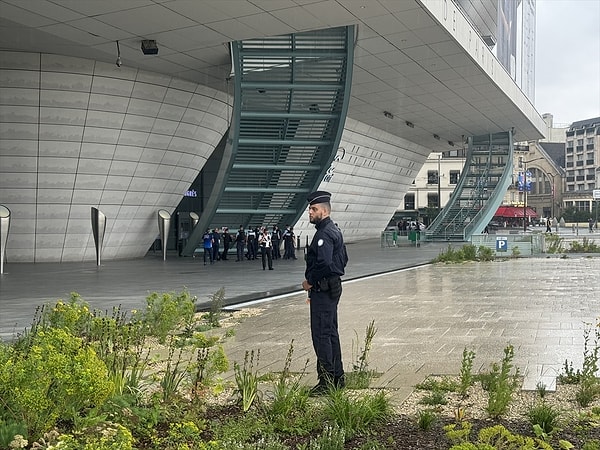 Paris Kongre Merkezi'ne kurulan ana medya merkezinin önünde, polis güvenlik hattı oluştururken, binaya giriş ve çıkışlar yasaklandı.