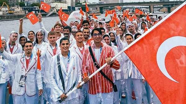 Türk Milli Olimpiyat Takımı'nın kıyafetleri özellikle sosyal medyada pek çok Türk kullanıcı tarafından olumsuz eleştiri toplamıştı.