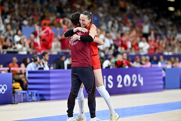 C Grubu'nda yer aldığı Paris Olimpiyat Oyunları'ndaki ilk maçında Hollanda'yı 3-2 yenmeyi başaran Filenin Sultanları, yine tüm Türkiye'ye büyük gurur yaşattı.