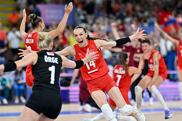 Paris'in ev sahipliği yaptığı Olimpiyat Oyunları, A Milli Kadın Voleybol Takımımız için oldukça heyecanlı başladı.