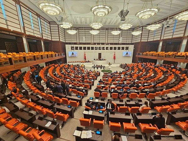 Dün gece Meclis'te düzenlenen oturumla yasalaşan Hayvanları Koruma Kanununda Değişiklik nedeniyle vatandaşlardan ilk tepkiler gelmeye başladı.