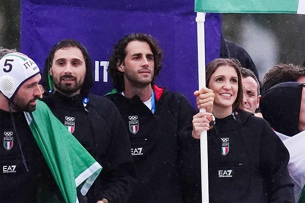 Paris Olimpiyatları'nın açılış töreninde, sporcular ülkelerini temsil etmek için geçit töreninde yer aldılar. Sporcular, ülkelerinin bayraklarını büyük bir gururla taşıdı.