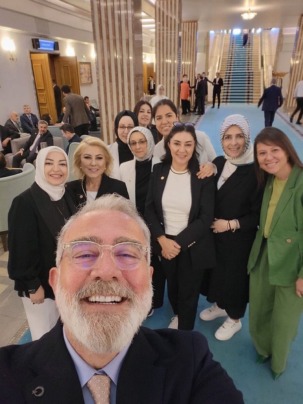 Ak Partili Milletvekillerinin yasanın kabulünün ardından gülerek çektirdiği fotoğraf ise yasa karşıtları tarafından tepkiyle karşılandı.