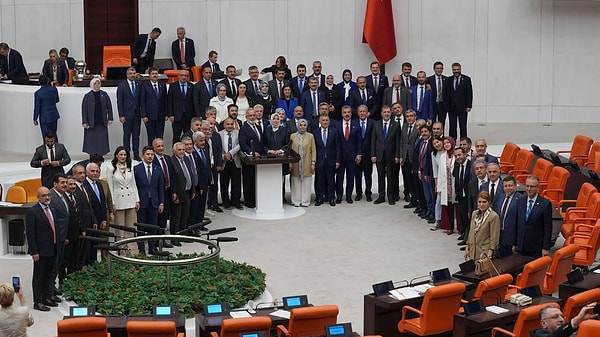 Günlerdir kamuoyunun ve muhalif siyasetçilerin tepkilerine rağmen görüşmelerine devam edilen Sokak Hayvanları yasası TBMM'den geçti.