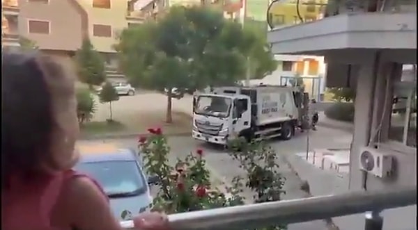 Evinin önünden geçen çöp kamyonuna her gün el sallayan tatlı kız bir süre sonra işçilerin dikkatini çekmeye başlayınca ortaya harika anlar çıktı.