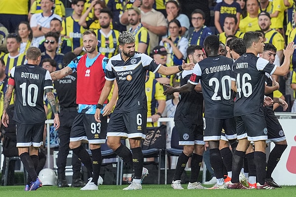 Deplasman ekibi, 7. dakikada Mahmoud’un attığı golle 1-0 öne geçti. 31'de Fred sakatlandı, yerini İsmail Yüksek'e bıraktı.