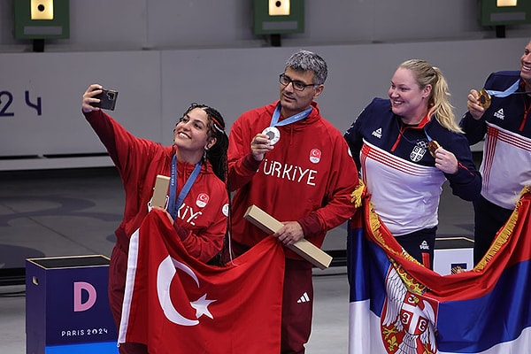 Milli atıcılar Yusuf Dikeç ve Şevval İlayda Tarhan, Paris'in ev sahipliğindeki Olimpiyat Oyunları'nın atıcılık kategorisinin finalinde Sırbistan'dan Damir Mikec ve Zorana Arunovic'e karşı mücadele etti.