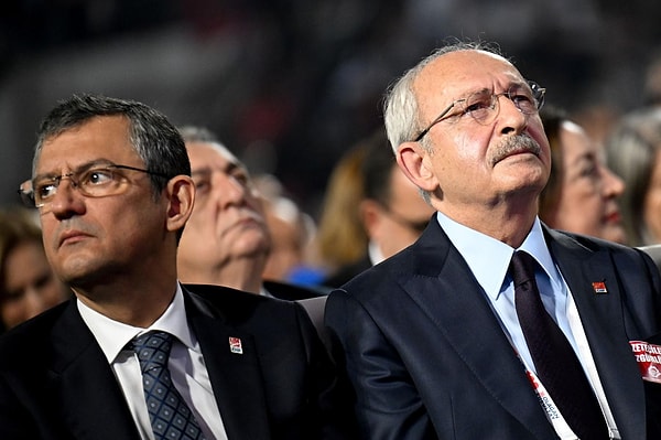 CHP Genel Başkanı Özgür Özel'in Cumhurbaşkanı Recep Tayyip Erdoğan'ı ziyaret etmesi ve sonrasında başlayan ılımlı havayı doğru bulmadığını söyleyen ve sık sık 'Erdoğan'a karşı' politika izlenmesi yönünde görüş bildiren CHP eski Genel Başkanı Kemal Kılıçdaroğlu eleştirilerin odağında.