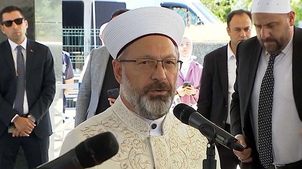 Diyanet İşleri Başkanı Ali Erbaş kıldırdığı cenaze namazı öncesi Kenan Işık'ın eşi Beril Işık, oğulları Ahmet ve Mehmet Işık taziyeleri kabul etti.