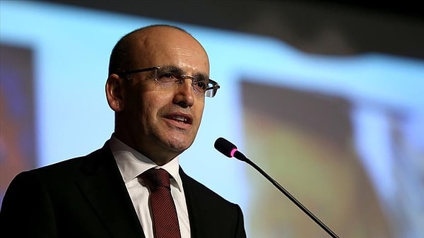 Şimşek sonrasında siyasete ara vermiş ancak uzun zaman sonra hükümet Hazine ve Maliye Bakanı olarak geri dönmüştü. Mehmet Şimşek’in bakanlık koltuğuna oturması sonrasında kemer sıkma politikaları sebebiyle vergi paketi hazırlanmış ve vatandaşı doğrudan ilgilendiren birçok üründe vergi artırımı olmuştu.