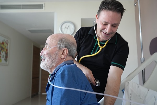 Göğüs Hastalıkları Uzm. Prof. Dr. Şevket Özkaya ise sıcaktan dolayı yoğun bakıma yatan hastalarını olduğunu belirterek uyarıda bulundu.