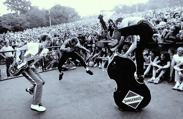 Stray Cats, 1983'te Almanya'daki Rockpalast Festivali'nde çalıyor.