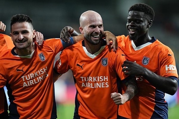 İç sahadaki 6-1'lik galibiyete deplasmanda da 4-0'lık galibiyeti ekleyen Başakşehir, 10 golle üst turun kapısını araladı.