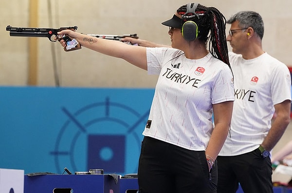 Yusuf Dikeç, Paris 2024 Olimpiyat Oyunları'nda 10 metre havalı tabanca karışık takım mücadelesinde Şevval İlayda Tarhan ile Türkiye’ye gümüş madalya getirdi ve yavaş yavaş tüm dünyanın gündemine oturdu.