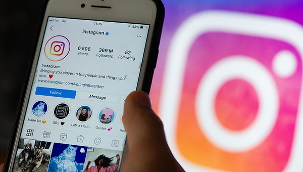 Ekmekçi, “Toplam e-ticaretin içindeki yüzde 10'luk kısım sosyal medyada yapılıyor. Günde 930 milyon TL'ye denk geliyor. Platformlara trafik oluşturan influencerlarla birlikte 1,9 milyar liralık bir hacim etkilenebilir. Bire bir yok olmaz ama başka zamana veya başka bir platforma kayar” dedi.