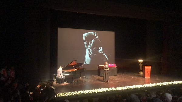 Bugün gerçekleşen ve birbirinden önemli isimlerin katıldığı cenaze töreninde Fazıl Say ve Serenad Bağcan'ın sözleri ve performansları yürekleri dağladı.