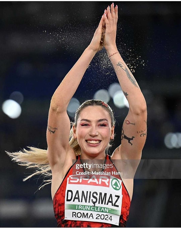 Danışmaz, bu dönemde İsveç'in Gävle kentinde düzenlenen 2019 Avrupa 23 Yaş Altı Atletizm Şampiyonası'nda üç adım atlama dalında gümüş madalya kazandı. Burada elde ettiği başarı ile ayrıca kendi ülke rekorunu da geliştirmiş oldu.