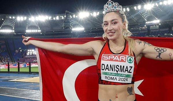 2024 yılında ise İtalya'nın başkenti Roma'da düzenlenen Avrupa Atletizm Şampiyonası'nda finale 14.27 metrelik atlayışıyla yükselen Danışmaz, finalde 14.57 metrelik atlayışıyla Avrupa ikincisi olarak ülkemize milli gurur yaşattı.