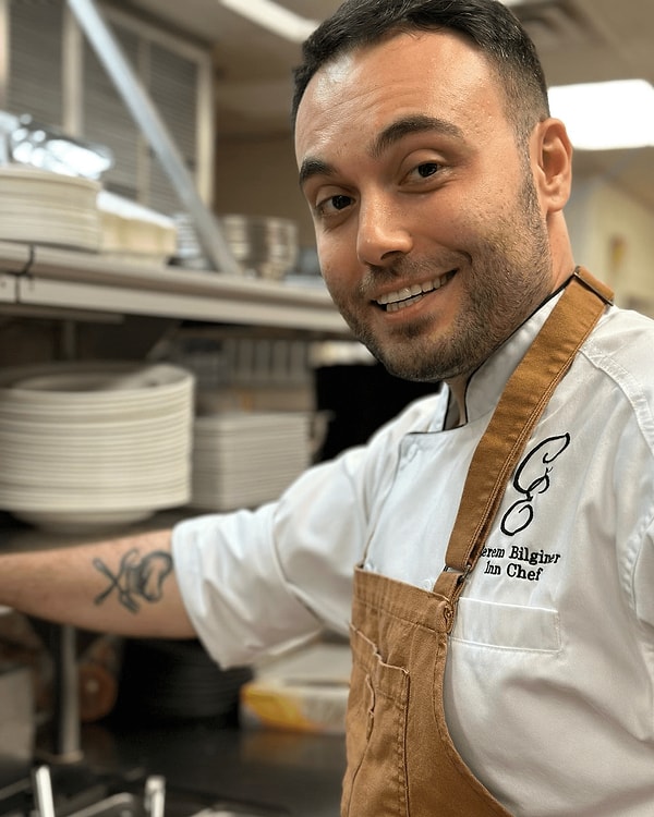 Kariyerinde şu an Sous Chef (yardımcı şef) olan Kerem, yarışma için New York'ten gelirken, oradaki kariyeri takdire şayan.