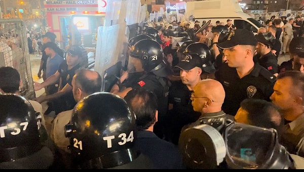 Yoğun güvenlik önlemlerinin alındığı alana, İl Emniyet Müdürü Fatih Kaya da geldi. Açıklamanın ardından gruptan bazıları, bir kahve zinciri şubesine taşlarla saldırdı.