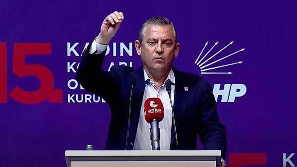 Özgür Özel, güvenliklere de konu ile ilgili talimat verdi ve protesto yapan işçilere hitaben, "Ne diyecekseniz kapının önünde çıkar bana söylersiniz. Alın erkek arkadaşları dışarıya. Bula bula bu örgütün bu kadar emeğinin taçlandırılacağı bu toplantıyı mı buldunuz provoke etmek için?" dedi.