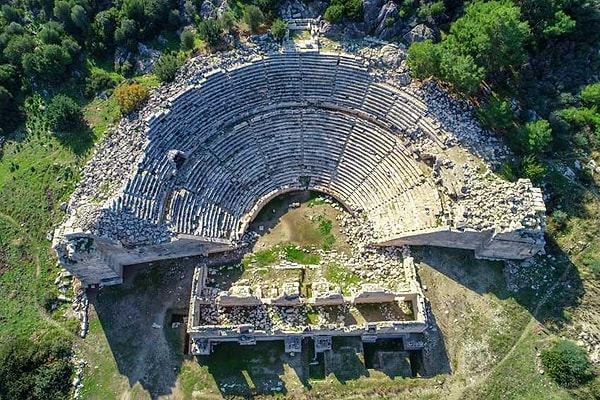 Patara'ya giderek tarihle iç içe bir gün geçirin.