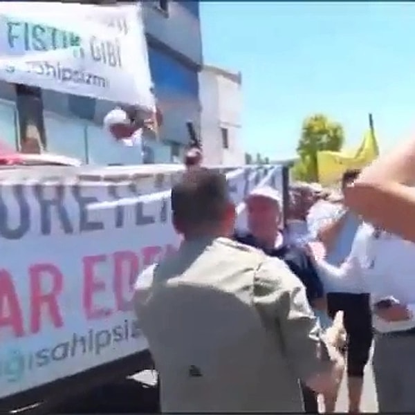 Cumhuriyet Halk Partisi Gaziantep Milletvekili Melih Meriç, düzenlenen mitingde fıstıkçıların sorunlarını dile getirirken yanına yaklaşan bir şahıs silahını çekerek havaya ateş etti.