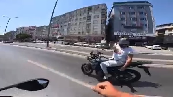 Kask kamerasının kayıtta olduğunu duyan motorcu önce hızlandı ardından ise tek teker halinde sürmek istedi.