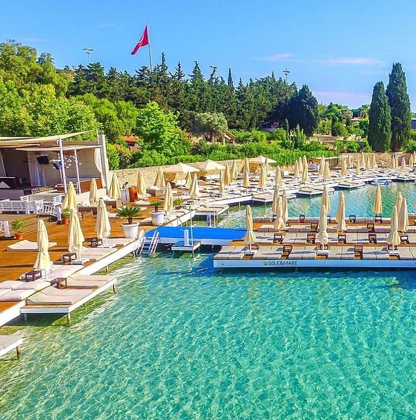 Alaçatı, Türkiye'deki popüler tatil beldelerinden bir tanesi. Kimi zaman beach'lerdeki fiyatlarla, kimi zaman zaman eğlence hayatıyla gündeme geliyor Alaçatı.