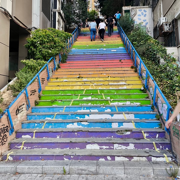 Renki merdivenler İstanbul'un sembollerindne biri. Salı Pazarı Yokuşu olarak bilinen merdivenler yerli yabancı pek çok turistin de ilgisini çekiyor.