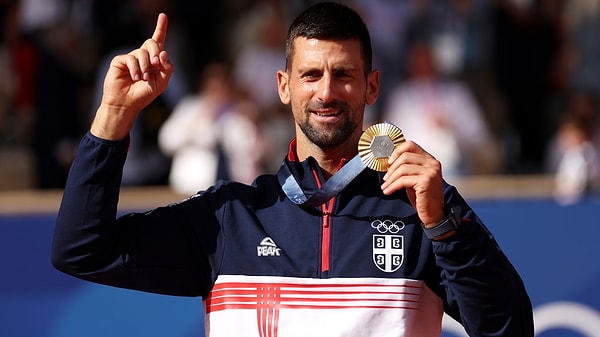 Paris 2024 Olimpiyatları'nda İspanyol rakibi Carlos Alcaraz'ı  7-6 / 7-3 / 7-6 / 7-2'lik skorlarla set vermeden mağlup eden Sırp tenisçi Novak Djokovic'in çocukken antrenman yaptığı görüntüler ortaya çıktı.