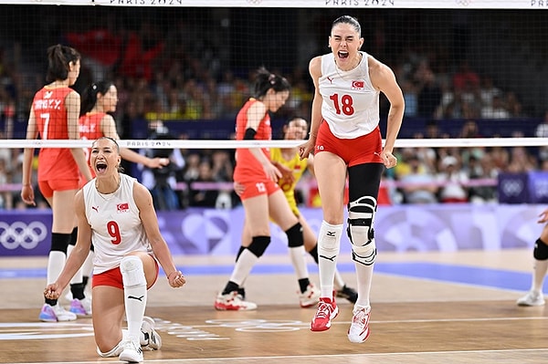 25-23, 21-25, 24-26, 25-21 ve 12-15'lik setlerle zorlu maçtan 3-2 galip ayrılan Filenin Sultanları yarı finale yükselerek son dörde kaldı.