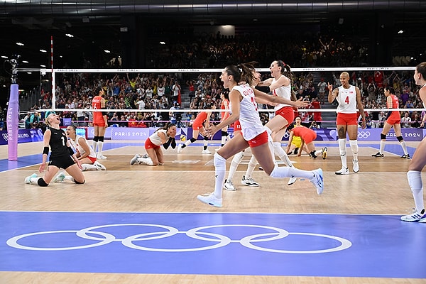 Dev organizasyonun çeyrek finalinde Çin ile kozlarını paylaşan milliler, 1-0 geriye düşmesine rağmen mücadeleden 3-2'lik galibiyetle ayrılmayı bildi ve adını son 4 takım arasına yazdırmayı başardı.