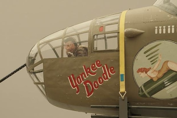 Dolayısıyla uçmak isteyen pilotlar da deli olarak kabul ediliyor, çünkü uçmayı istemek çılgınca bir hareket. Deli olarak kabul edilen pilotlar revire gidiyor ve uçmak istemediklerini söylüyor ve böylece görevlerinden alınıyorlar.