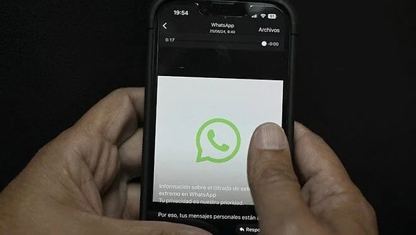 Venezuela Devlet Başkanı Nicolas Maduro, ülkede bazı kesimlerin WhatsApp üzerinden şiddet ve nefret yaydığını gerekçe göstererek halktan gönüllü ve kademeli olarak WhatsApp'ı silmesini istedi.