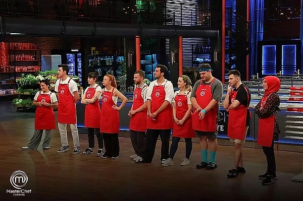 Dün akşamki MasterChef bölümünde Kırmızı takım potadaydı, dokunulmazlık oynandıktan sonra elemeler başladı.