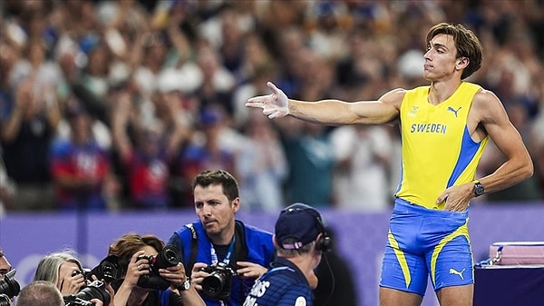 Yusuf Dikeç bir fenomen olarak, Olimpiyatlar'da dünya rekoru kıran sporculara bile ilham olurken sanat dünyasında da birçok isim Yusuf Dikeç'le ilgili paylaşımlar yapıyor.