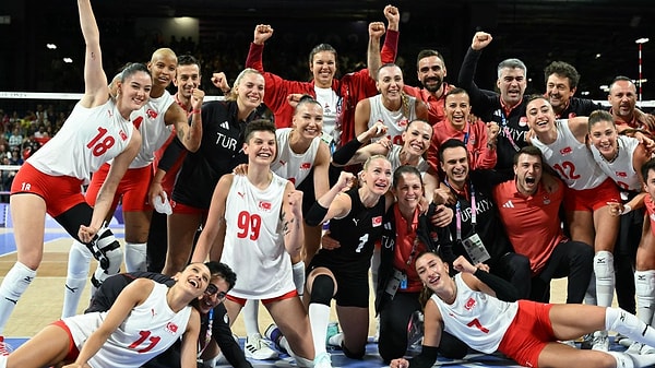 Göğsümüzün kabardığı, izlerken tüylerimizin diken diken olduğu voleybol takımımız sarf ettikleri ciddi emeklerle takdir toplarken eski voleybolcular da akıllara geliyor elbette.