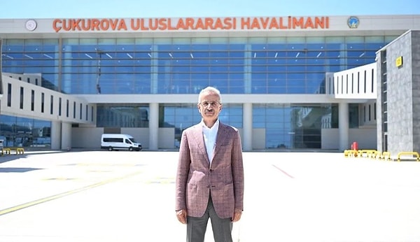 Uraloğlu, 2053 hedefleri kapsamında da yapımları devam eden Bayburt-Gümüşhane ve Yozgat Havalimanları ile yapımını planlanan Karaman Havalimanıyla aktif havalimanı sayısını 61’e çıkaracaklarının altını çizerek, “Türk Bayrağının yeni taşıyıcısı, dünyaya açılan yeni kapımız Çukurova Uluslararası Havalimanımız; ağaç formunda tasarlanan hava kontrol kulesi, Çukurova’nın eşsiz lezzetteki narenciyesinden esinlenen turuncu rengi ve bölgenin simgesi pamuk motifleri ile süslü mimarisiyle tarım ve teknolojiyi bir araya getirerek; Çukurova bölgesinin yöresel kültürünü de yansıtan ve bölgeye yakışan muhteşem bir eser oldu” ifadelerini kullandı.