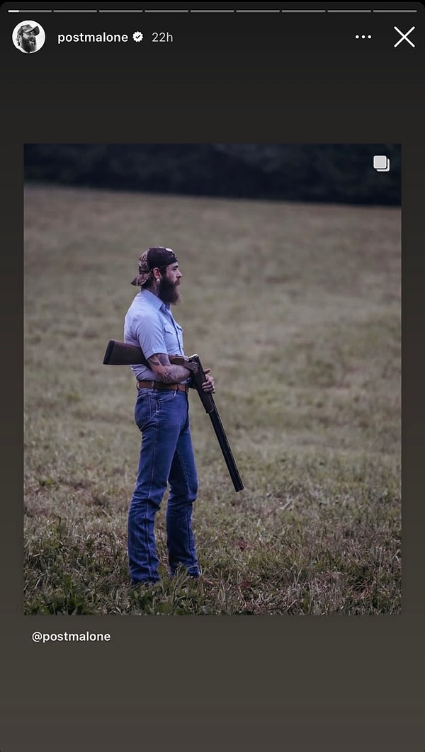 Post Malone tüfeğini eline aldı.