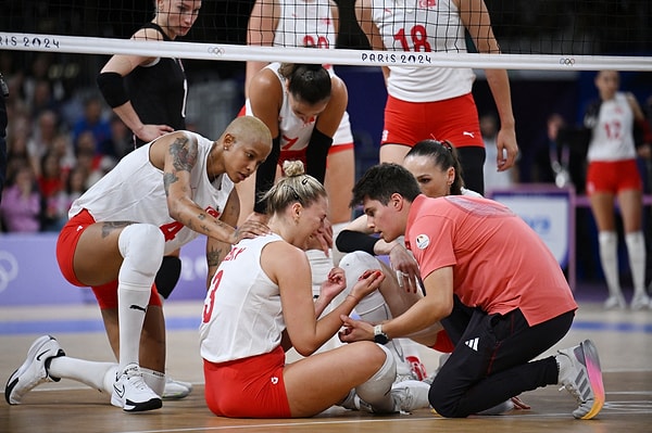 Bize yarı final biletini getiren 3-2'lik Çin maçında ise pasör Cansu Özbay, smaçör Hande Baladın ve libero Gizem Örge, sakatlıklarıyla hepimizi korkutmuştu.