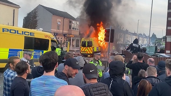 Kuzey Londra'nın Walthamstow semtinde düzenlenen protesto sırasında, göstericiler "Sokaklar bizim", "Mülteciler burada hoş karşılanır" sloganları attı ve "Aşırı sağı ez" yazılı pankartlar taşıdı.