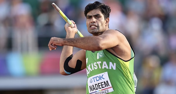 Atletizm branşında Pakistan'a ilk Olimpiyat altın madalyasını kazandıran Nadeem'in bu başarısı ise aslında pek de kolay gelmedi.