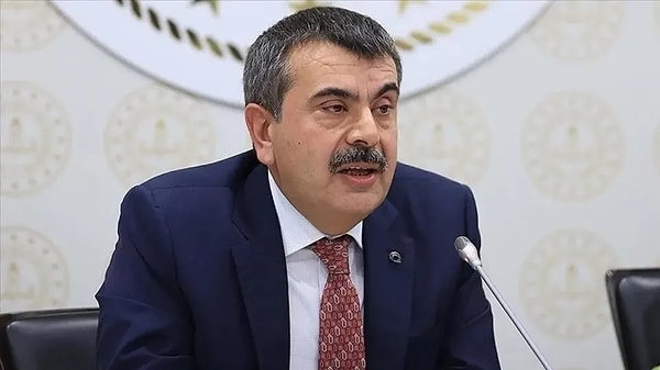 “Bakanlık olarak, çocuklarımızın dijital dünyada karşılaşabilecekleri tehlikelerden korunması ve dijital bağımlılığın önüne geçilmesi için çeşitli önlemler almaktayız. Özellikle Instagram ve Roblox gibi popüler platformlar, çocuklarımızın dijital bağımlılığa sürüklenmesine ve dijital faşizm olarak adlandırabileceğimiz kontrolsüz içeriklerle karşılaşmasına neden olabilmektedir. Hiç kuşku yok ki, dijital medya platformlarının evrensel hukuka, iç hukuka ve geleceğe dair sorumluluklarımıza saygı duyması elzemdir.”