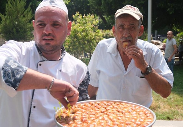 Parkta vatandaşlara kıymalı baklava ikramında bulunan Ali Büyükdaş, baklavanın içinde ne olduğunu önce söylemedi. Deneyenler, baklavanın kıymalı olduğunu öğrenince Adana'nın yeni lezzetine tam not verdi.