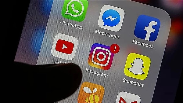 Biliyorsunuz ki gündemimizde yaklaşık bir haftadır Instagram'a getirilen erişim engeli var! Özgürlüğü elinden alınan kullanıcılar başta olmak üzere Instagram yasağına birçok ünlü isimden de tepki geldi hatırlarsanız.